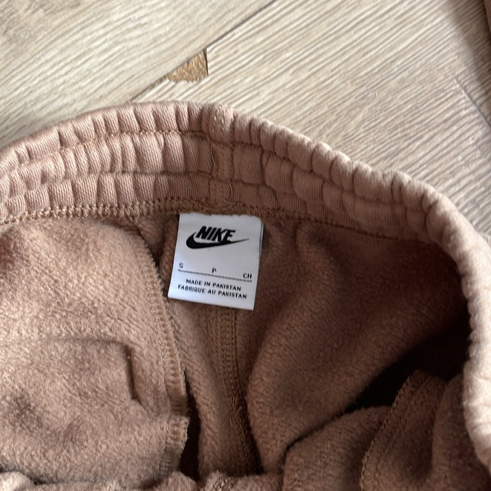 Nike skinny leg tan sweatpants - Picture 3 of 4